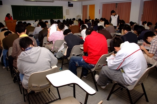 第三屆全國鍾靈化學創意競賽，因生活化的主題與激盪創意的設計，吸引深愛化學的654位高中學生齊聚淡江飆化學，提升高中學生化學程度。