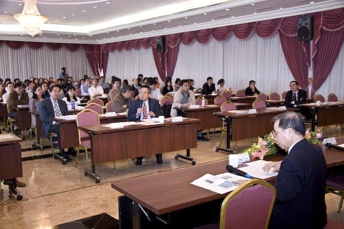 會議主題為「國家品質獎申請過程之檢討與改進及世界大學網路排名」的96學年度全面品質管理研習會在淡水校園覺生、驚聲國際會議廳以及蘭陽校園CL506會議廳之三會場同步舉行。