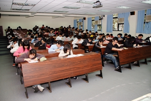 第三屆全國鍾靈化學創意競賽，因生活化的主題與激盪創意的設計，吸引深愛化學的654位高中學生齊聚淡江飆化學，提升高中學生化學程度。