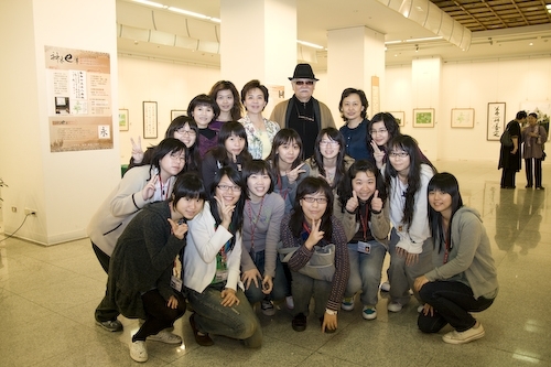 本校典藏美術展即日起至4月7日在國立台灣民主紀念館一展廳展出，作品涵蓋油畫、壓克力彩、水彩、複合媒材、水墨、膠彩、書法等，以饗藝術同好，並推廣本校經營「全方位優質藝術休閒文化」之理念。