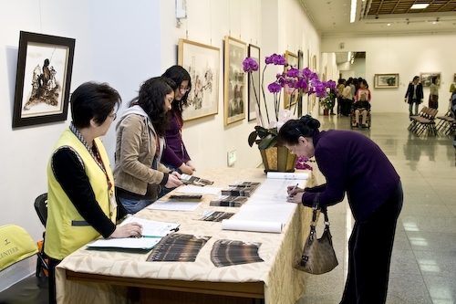 本校典藏美術展即日起至4月7日在國立台灣民主紀念館一展廳展出，作品涵蓋油畫、壓克力彩、水彩、複合媒材、水墨、膠彩、書法等，以饗藝術同好，並推廣本校經營「全方位優質藝術休閒文化」之理念。