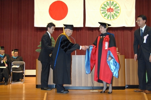 為表彰本校校長張家宜在國際教育研究發展上的卓越貢獻，日本城西大學頒贈名譽博士學位給張校長。張校長將持續以其豐富的行政經驗、專業素養及閱歷，全面推動國際化、資訊化、未來化教育理念，為全球培育更多有用的人才。