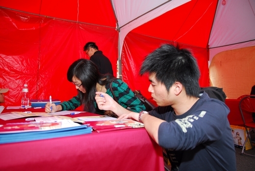 本校舉行2008年校園徵才博覽會，吸引百大企業蒞校徵才，提供完整的求職資訊，讓同學們即早熟悉就業市場情形，事先做好自我生涯規劃，以便順利與職場接軌。