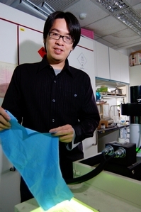 學術副校長陳幹男與化學系博士生陳威宏，於第31屆中華民國高分子學會年會發表「含氟壓克力型態高分子與紫外光硬化型PDMS於織物撥水加工之研究」論文，榮獲壁報論文首獎。