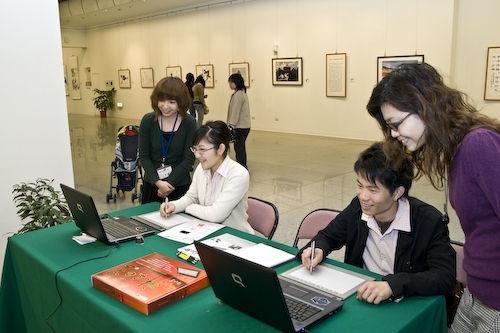 本校典藏美術展即日起至4月7日在國立台灣民主紀念館一展廳展出，作品涵蓋油畫、壓克力彩、水彩、複合媒材、水墨、膠彩、書法等，以饗藝術同好，並推廣本校經營「全方位優質藝術休閒文化」之理念。