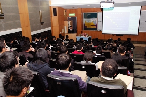 第三屆全國鍾靈化學創意競賽，因生活化的主題與激盪創意的設計，吸引深愛化學的654位高中學生齊聚淡江飆化學，提升高中學生化學程度。