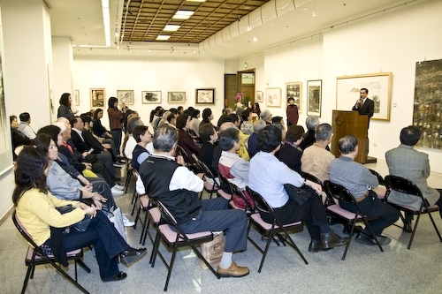 本校典藏美術展即日起至4月7日在國立台灣民主紀念館一展廳展出，作品涵蓋油畫、壓克力彩、水彩、複合媒材、水墨、膠彩、書法等，以饗藝術同好，並推廣本校經營「全方位優質藝術休閒文化」之理念。