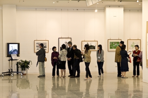 本校典藏美術展即日起至4月7日在國立台灣民主紀念館一展廳展出，作品涵蓋油畫、壓克力彩、水彩、複合媒材、水墨、膠彩、書法等，以饗藝術同好，並推廣本校經營「全方位優質藝術休閒文化」之理念。