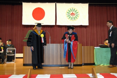 為表彰本校校長張家宜在國際教育研究發展上的卓越貢獻，日本城西大學頒贈名譽博士學位給張校長。張校長將持續以其豐富的行政經驗、專業素養及閱歷，全面推動國際化、資訊化、未來化教育理念，為全球培育更多有用的人才。