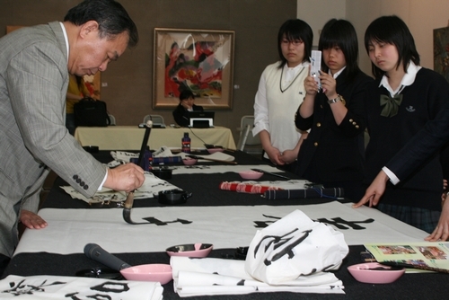 第5屆「日台文化交流青少年文學獎」17名得獎的日本青少年學生，蒞臨本校文錙藝術中心參訪，見習以e筆系統新技法呈現傳統書畫作品。