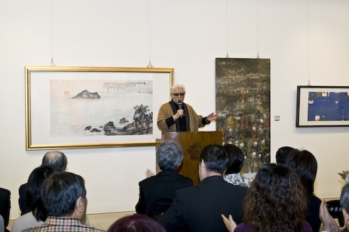 本校典藏美術展即日起至4月7日在國立台灣民主紀念館一展廳展出，作品涵蓋油畫、壓克力彩、水彩、複合媒材、水墨、膠彩、書法等，以饗藝術同好，並推廣本校經營「全方位優質藝術休閒文化」之理念。