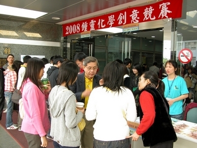 第三屆全國鍾靈化學創意競賽，因生活化的主題與激盪創意的設計，吸引深愛化學的654位高中學生齊聚淡江飆化學，提升高中學生化學程度。