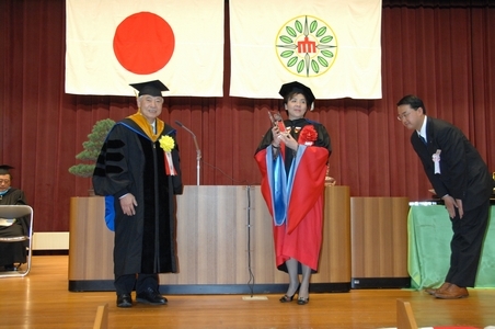 為表彰本校校長張家宜在國際教育研究發展上的卓越貢獻，日本城西大學頒贈名譽博士學位給張校長。張校長將持續以其豐富的行政經驗、專業素養及閱歷，全面推動國際化、資訊化、未來化教育理念，為全球培育更多有用的人才。