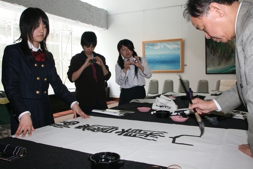 第5屆「日台文化交流青少年文學獎」17名得獎的日本青少年學生，蒞臨本校文錙藝術中心參訪，見習以e筆系統新技法呈現傳統書畫作品。