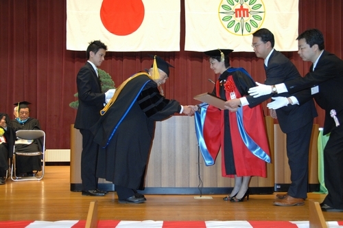 為表彰本校校長張家宜在國際教育研究發展上的卓越貢獻，日本城西大學頒贈名譽博士學位給張校長。張校長將持續以其豐富的行政經驗、專業素養及閱歷，全面推動國際化、資訊化、未來化教育理念，為全球培育更多有用的人才。