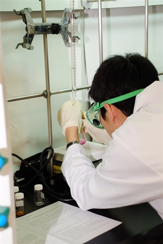 第三屆全國鍾靈化學創意競賽，因生活化的主題與激盪創意的設計，吸引深愛化學的654位高中學生齊聚淡江飆化學，提升高中學生化學程度。