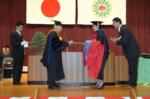 為表彰本校校長張家宜在國際教育研究發展上的卓越貢獻，日本城西大學頒贈名譽博士學位給張校長。張校長將持續以其豐富的行政經驗、專業素養及閱歷，全面推動國際化、資訊化、未來化教育理念，為全球培育更多有用的人才。