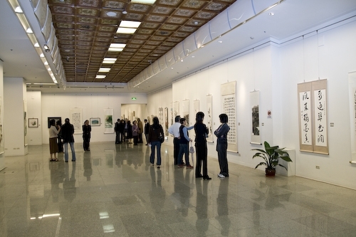 本校典藏美術展即日起至4月7日在國立台灣民主紀念館一展廳展出，作品涵蓋油畫、壓克力彩、水彩、複合媒材、水墨、膠彩、書法等，以饗藝術同好，並推廣本校經營「全方位優質藝術休閒文化」之理念。