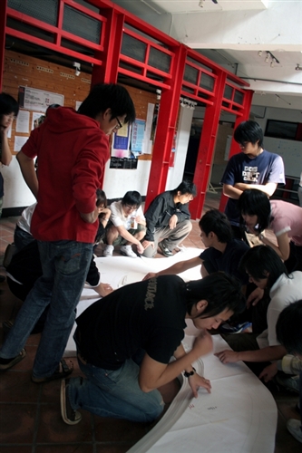 本校建築系舉辦為期10天的「淡海沿河低層永續住宅社區工作營」，邀請日本知名建築師、日本女子大學和東京理科大學學生共同參與，透過不同文化背景、生活、語言的學生，共同激發建築創意。