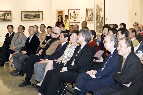 本校典藏美術展即日起至4月7日在國立台灣民主紀念館一展廳展出，作品涵蓋油畫、壓克力彩、水彩、複合媒材、水墨、膠彩、書法等，以饗藝術同好，並推廣本校經營「全方位優質藝術休閒文化」之理念。