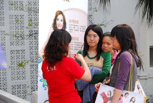 本校舉行2008年校園徵才博覽會，吸引百大企業蒞校徵才，提供完整的求職資訊，讓同學們即早熟悉就業市場情形，事先做好自我生涯規劃，以便順利與職場接軌。