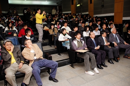 第三屆全國鍾靈化學創意競賽，因生活化的主題與激盪創意的設計，吸引深愛化學的654位高中學生齊聚淡江飆化學，提升高中學生化學程度。