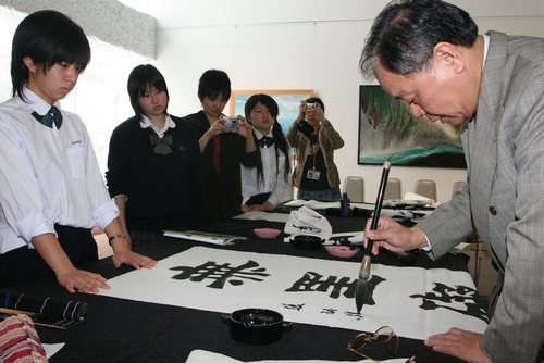 第5屆「日台文化交流青少年文學獎」17名得獎的日本青少年學生，蒞臨本校文錙藝術中心參訪，見習以e筆系統新技法呈現傳統書畫作品。