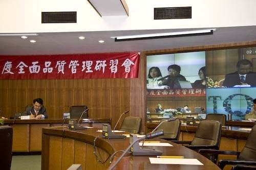 會議主題為「國家品質獎申請過程之檢討與改進及世界大學網路排名」的96學年度全面品質管理研習會在淡水校園覺生、驚聲國際會議廳以及蘭陽校園CL506會議廳之三會場同步舉行。