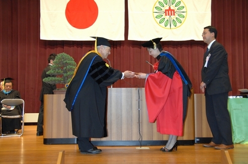 為表彰本校校長張家宜在國際教育研究發展上的卓越貢獻，日本城西大學頒贈名譽博士學位給張校長。張校長將持續以其豐富的行政經驗、專業素養及閱歷，全面推動國際化、資訊化、未來化教育理念，為全球培育更多有用的人才。