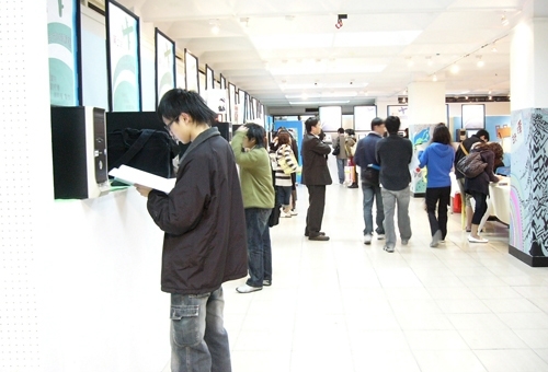 「教科畢展八戒的抉擇—2008數位學習大賞」，於本週在淡水校園商館展示廳展出，呈現同學們於大學四年來在教學設計、多媒體製作、數位學習與教材開發之專業訓練成果。