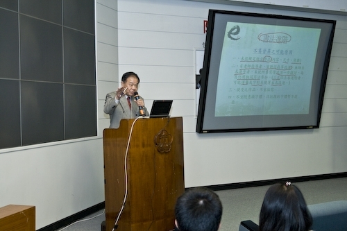 本校典藏美術展即日起至4月7日在國立台灣民主紀念館一展廳展出，作品涵蓋油畫、壓克力彩、水彩、複合媒材、水墨、膠彩、書法等，以饗藝術同好，並推廣本校經營「全方位優質藝術休閒文化」之理念。