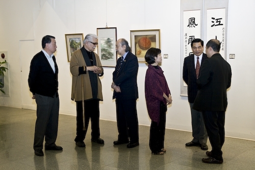 本校典藏美術展即日起至4月7日在國立台灣民主紀念館一展廳展出，作品涵蓋油畫、壓克力彩、水彩、複合媒材、水墨、膠彩、書法等，以饗藝術同好，並推廣本校經營「全方位優質藝術休閒文化」之理念。