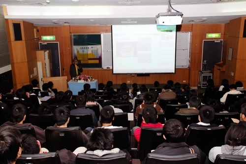 第三屆全國鍾靈化學創意競賽，因生活化的主題與激盪創意的設計，吸引深愛化學的654位高中學生齊聚淡江飆化學，提升高中學生化學程度。