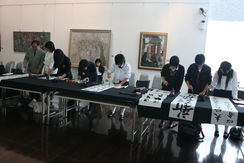 第5屆「日台文化交流青少年文學獎」17名得獎的日本青少年學生，蒞臨本校文錙藝術中心參訪，見習以e筆系統新技法呈現傳統書畫作品。