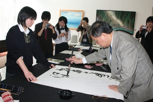 第5屆「日台文化交流青少年文學獎」17名得獎的日本青少年學生，蒞臨本校文錙藝術中心參訪，見習以e筆系統新技法呈現傳統書畫作品。