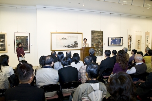 本校典藏美術展即日起至4月7日在國立台灣民主紀念館一展廳展出，作品涵蓋油畫、壓克力彩、水彩、複合媒材、水墨、膠彩、書法等，以饗藝術同好，並推廣本校經營「全方位優質藝術休閒文化」之理念。