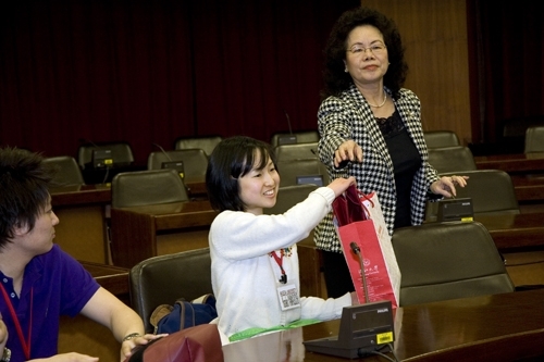 日本早稻田大學CCDL遠距教學課程的教師及學生，本週組團到校進行學術與文化饗宴之旅，本校跨國遠距教學合作計畫邁向新里程碑。
