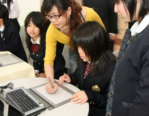 第5屆「日台文化交流青少年文學獎」17名得獎的日本青少年學生，蒞臨本校文錙藝術中心參訪，見習以e筆系統新技法呈現傳統書畫作品。