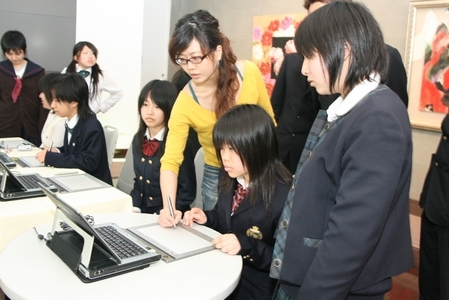 第5屆「日台文化交流青少年文學獎」17名得獎的日本青少年學生，蒞臨本校文錙藝術中心參訪，見習以e筆系統新技法呈現傳統書畫作品。