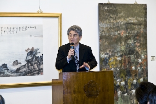 本校典藏美術展即日起至4月7日在國立台灣民主紀念館一展廳展出，作品涵蓋油畫、壓克力彩、水彩、複合媒材、水墨、膠彩、書法等，以饗藝術同好，並推廣本校經營「全方位優質藝術休閒文化」之理念。