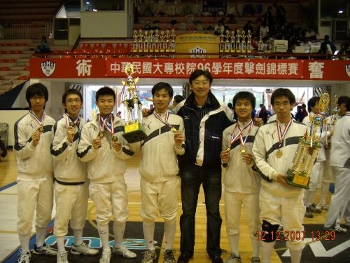 本校擊劍隊參加「中華民國大專校院96學年度擊劍錦標賽」，獲得三金一銀五銅的佳績，創下連續4年榮獲總冠軍的紀錄。