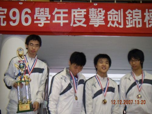 本校擊劍隊參加「中華民國大專校院96學年度擊劍錦標賽」，獲得三金一銀五銅的佳績，創下連續4年榮獲總冠軍的紀錄。