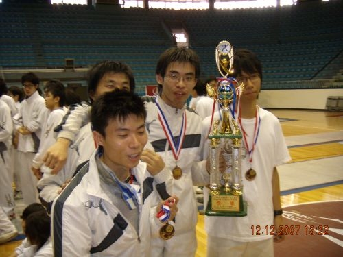 本校擊劍隊參加「中華民國大專校院96學年度擊劍錦標賽」，獲得三金一銀五銅的佳績，創下連續4年榮獲總冠軍的紀錄。