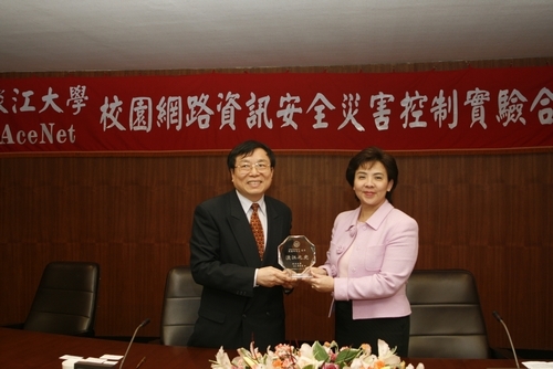 本校與美國AceNet Technology Inc.合作校園網路資訊安全災害控制實驗計畫備忘錄簽約，校友回饋母校、創造學校與企業雙贏之美事又添一樁。