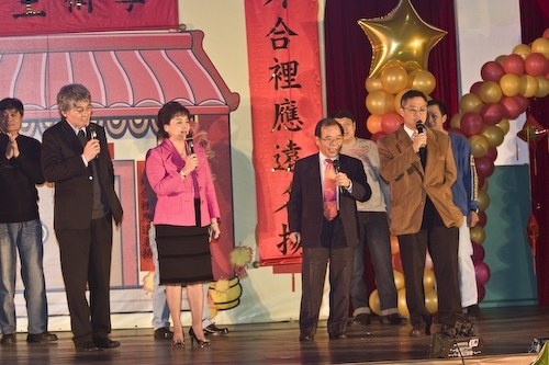 本校96年度歲末聯歡會於淡水校園紹謨紀念體育館熱鬧登場，豐富的摸彩品及老、小星光幫之勁歌熱舞，讓全校教職員工及退休人員High到最高點。