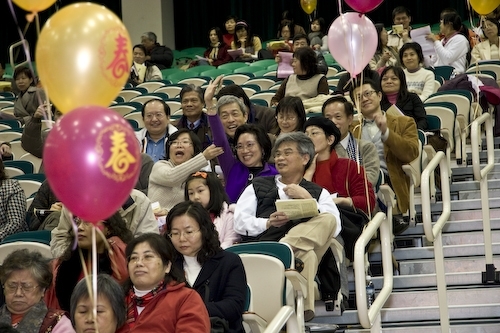 本校96年度歲末聯歡會於淡水校園紹謨紀念體育館熱鬧登場，豐富的摸彩品及老、小星光幫之勁歌熱舞，讓全校教職員工及退休人員High到最高點。