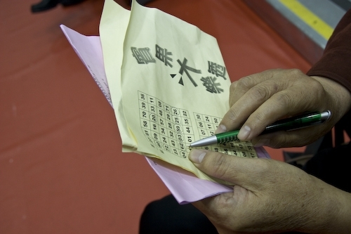 本校96年度歲末聯歡會於淡水校園紹謨紀念體育館熱鬧登場，豐富的摸彩品及老、小星光幫之勁歌熱舞，讓全校教職員工及退休人員High到最高點。