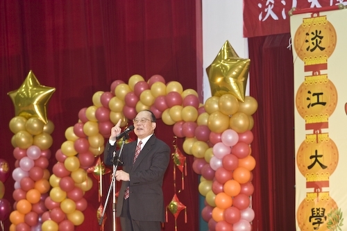 本校96年度歲末聯歡會於淡水校園紹謨紀念體育館熱鬧登場，豐富的摸彩品及老、小星光幫之勁歌熱舞，讓全校教職員工及退休人員High到最高點。