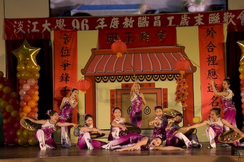 本校96年度歲末聯歡會於淡水校園紹謨紀念體育館熱鬧登場，豐富的摸彩品及老、小星光幫之勁歌熱舞，讓全校教職員工及退休人員High到最高點。