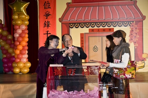 本校96年度歲末聯歡會於淡水校園紹謨紀念體育館熱鬧登場，豐富的摸彩品及老、小星光幫之勁歌熱舞，讓全校教職員工及退休人員High到最高點。